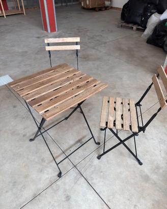 Tavolo in legno da giardino con due sedie