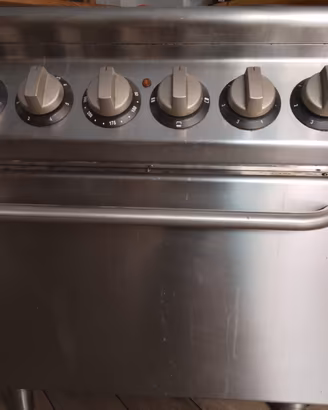 Cucina elettrica 4 piastre con forno 