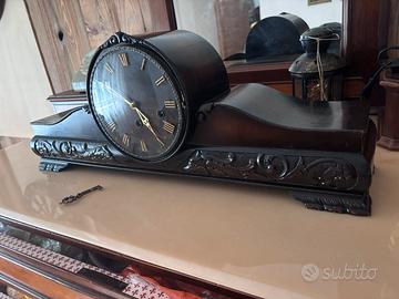 Orologio antico a pendolo