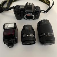 Nikon F801 con obiettivi e flash