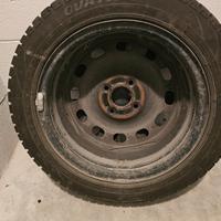 Gomme per auto complete di cerchi e copricerchi