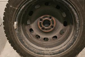 Gomme per auto complete di cerchi e copricerchi