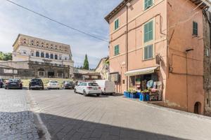 2 LOCALI A CAPRAROLA