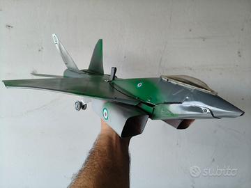 grande aereo di latta grigio