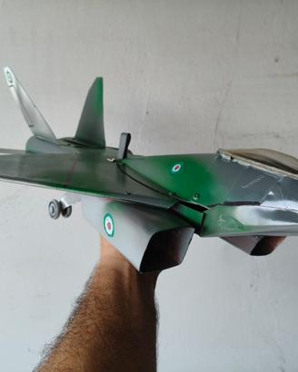 grande aereo di latta grigio