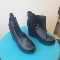 stivaletti pelle nera con zeppa