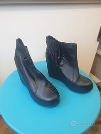 stivaletti pelle nera con zeppa