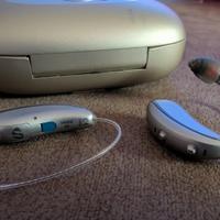 Apparecchi acustici piccoli e leggeri 