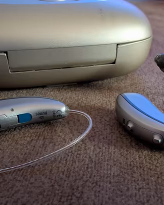 Apparecchi acustici piccoli e leggeri 