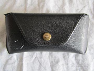 Occhiali da sole polarizzati .