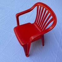 sedia bambino in plastica rossa