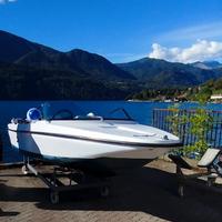 Barca a motore e carrello