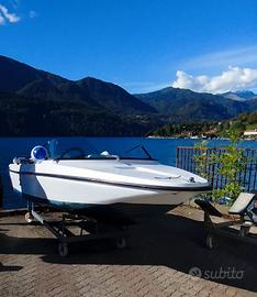 Barca a motore e carrello