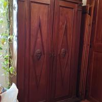 Armadio in legno scuro