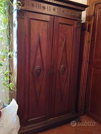 Armadio in legno scuro