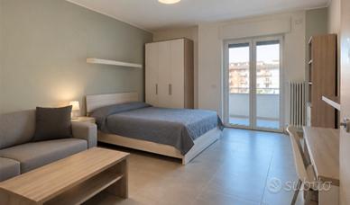 Comodo e moderno monolocale con balcone