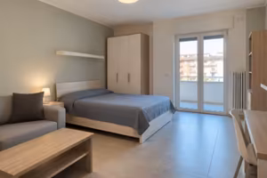 Comodo e moderno monolocale con balcone