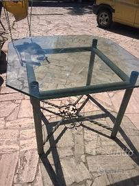 Tavolo con cristallo salotto o veranda arredamento