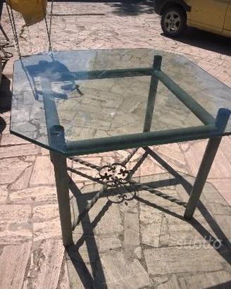 Tavolo con cristallo salotto o veranda arredamento