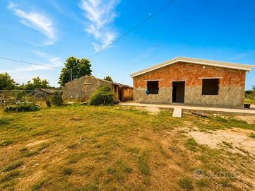 Villetta con ampio terreno e fabbricati