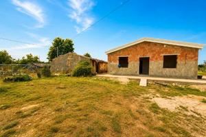 Villetta con ampio terreno e fabbricati