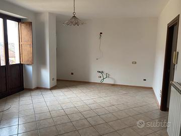 Cucina/soggiorno, due camere e due bagni