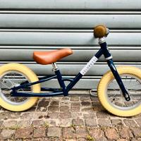 Bici balance bike Veloretti blu.