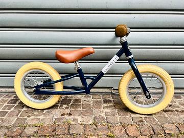 Bici balance bike Veloretti blu.