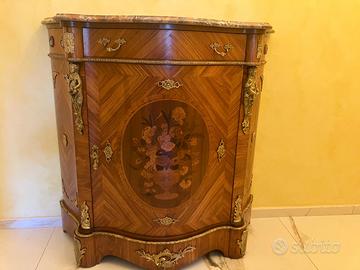Elegante credenza francese in stile antico