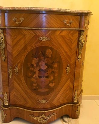 Elegante credenza francese in stile antico