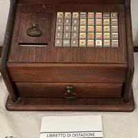 Registratore di cassa vintage in legno