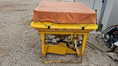 Spargisale con attacco a tre punti