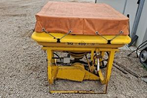 Spargisale con attacco a tre punti