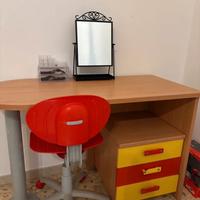 Scrivania, sedia e comodino