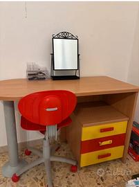 Scrivania, sedia e comodino