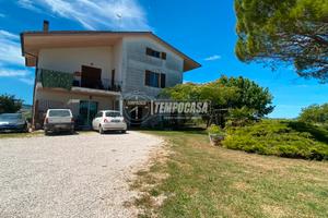 VILLA BIFAMILIARE CON CORTE PRIVATA TERRENO E GIAR