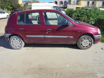 Renault clio  a benzina valuto P:eR:mU:te: