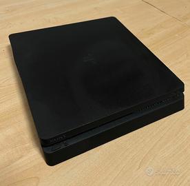 PS4 PRO 1 TB due controli 4 giochi