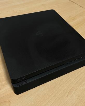 PS4 PRO 1 TB due controli 4 giochi