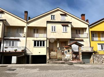 VILLA A SCHIERA A SERINO