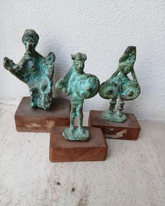 tre piccole statuette in bronzo