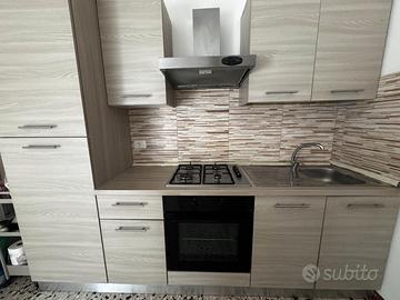 Cucina completa con elettrodomestici