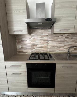 Cucina completa con elettrodomestici