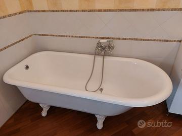 Vasca da bagno stile retrò con piedini clawfoot