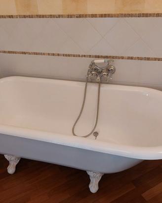 Vasca da bagno stile retrò con piedini clawfoot