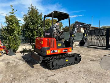 E155 Escavatore 24 q Hinowa VT2500 allargabile