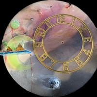 Orologio in resina e legno ritraente piramidi ufo