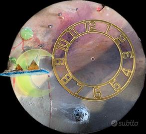 Orologio in resina e legno ritraente piramidi ufo