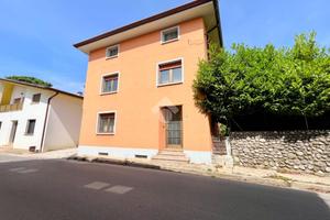 CASA SEMINDIPENDENTE A CAMPOFORMIDO