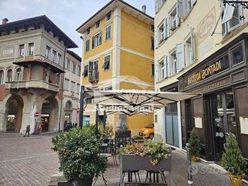 PIAZZA NETTUNO: ELEGANTE STUDIO DI RAPPRESENTANZA!